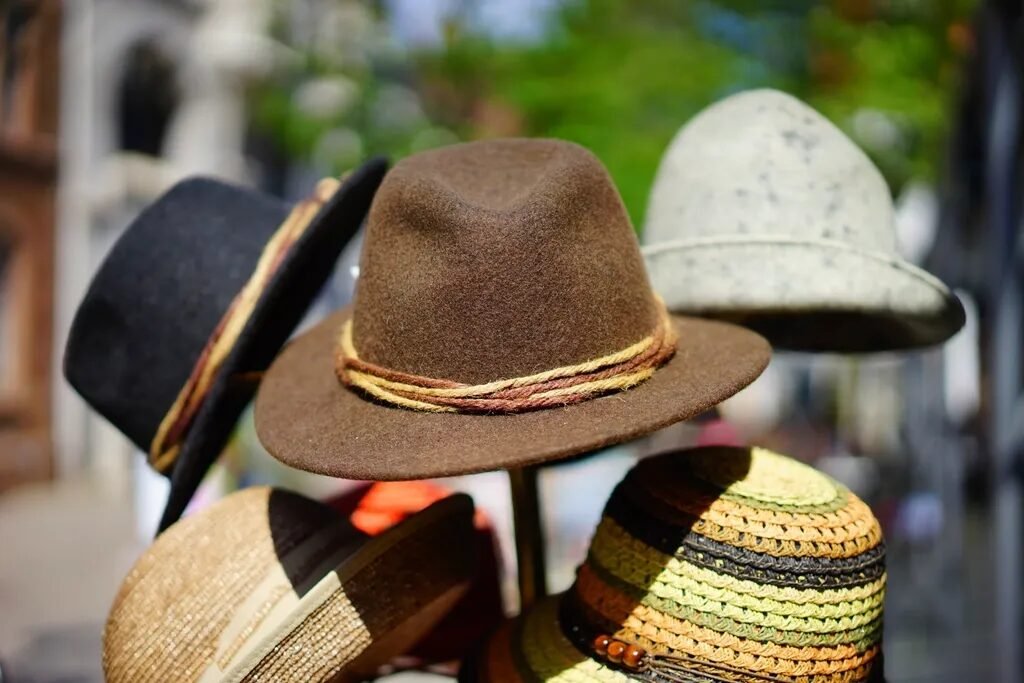 Mũ fedora dạ màu nâu và mũ cói đan sọc